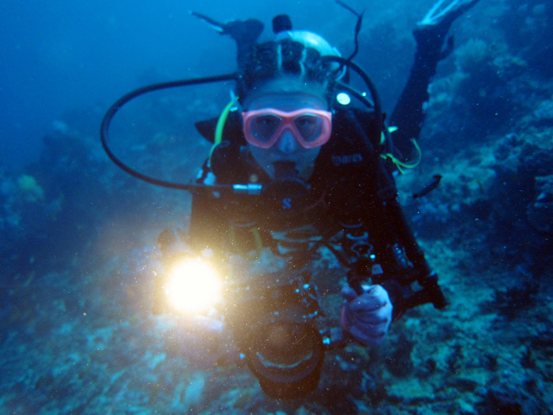 ARCHON Diving Flashlights Are Used in Qiandao Lake Underwater Research